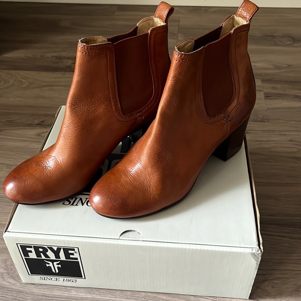 Frye Stella Chelsea Short Cognac, Size 7 | NWT (pull on)
